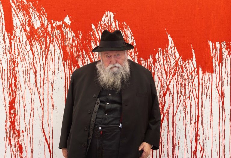 Hermann Nitsch vor einem seiner Schüttbilder