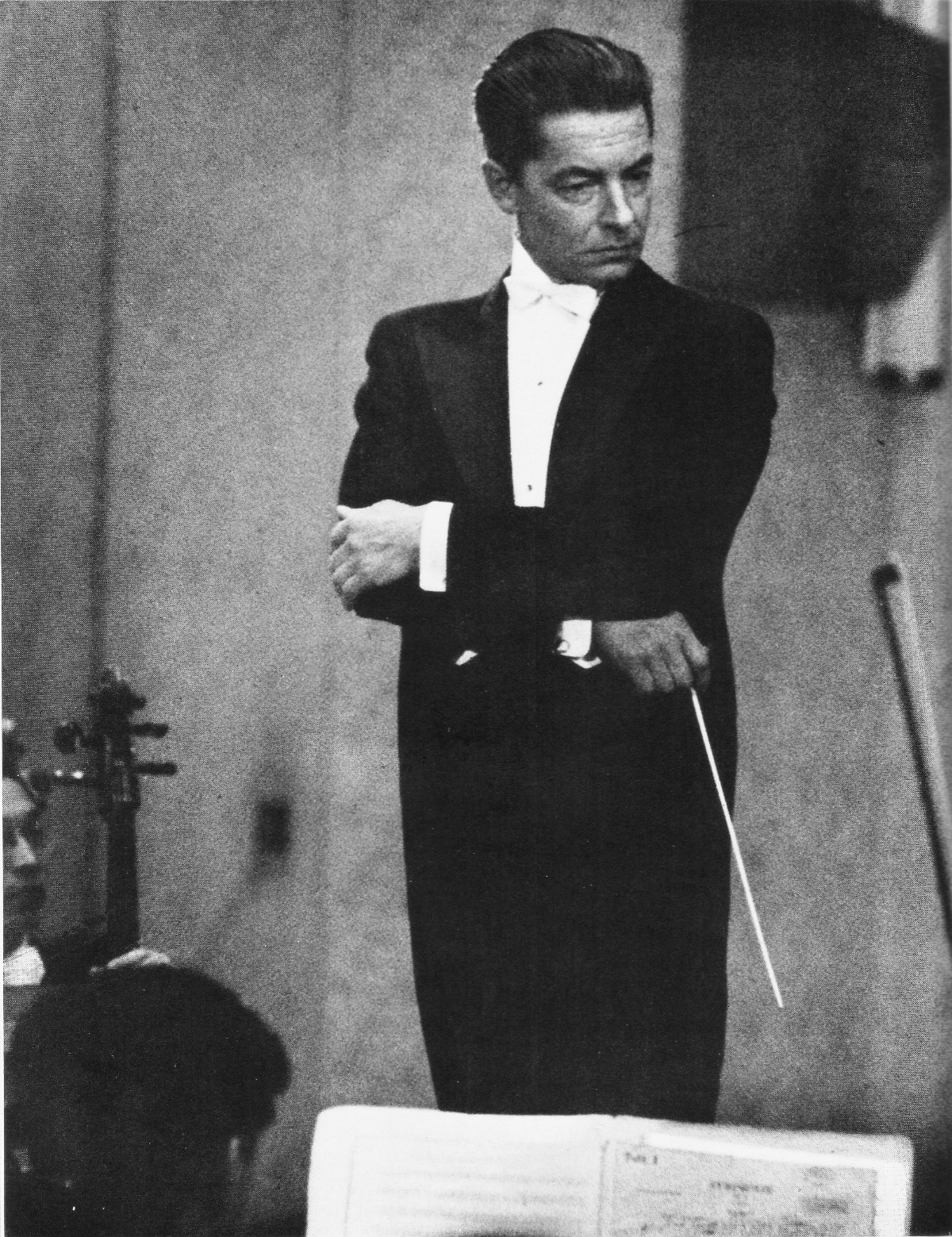 Herbert_von_Karajan_Conducts_in_NHK_Symphony_Orchestra_Tokyo_1954_01_Scan10015.jpg